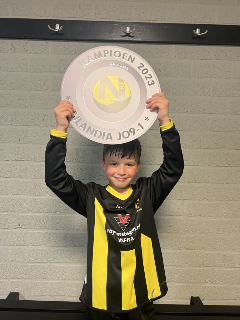 kampioensschaal met eigen logo