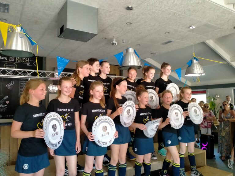 kartonnen kampioensschaal hockey